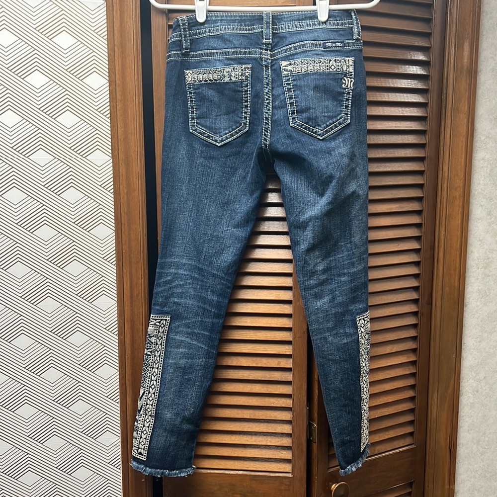 📌Sold on live📌Miss Me Born To Be Boho Ankle Jeans Womens 27 Aztec Frayed Hem - Picture 3 of 16